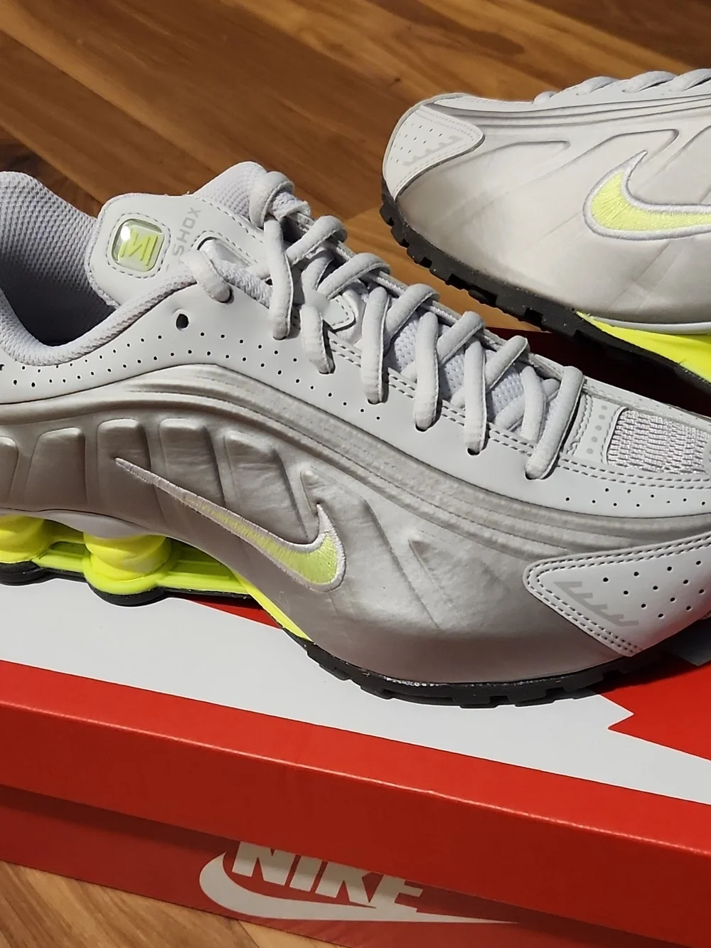 Nike GS Shox R4 size 5 Youth Grey Volt green CW2626-008 big kids 5y with box